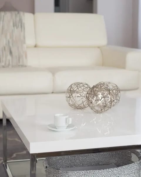 White high-gloss coffee table – product photo