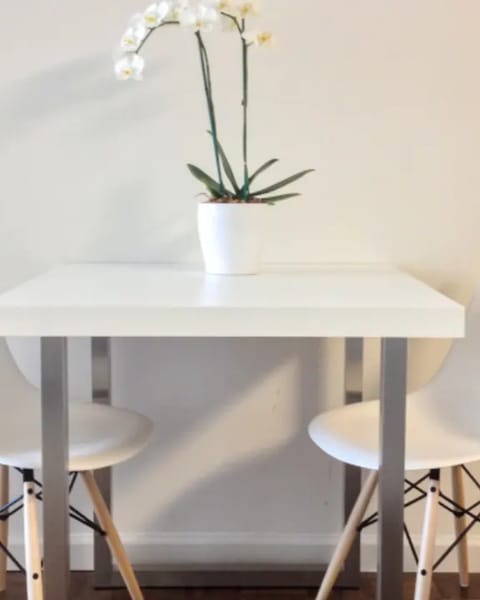 White dining table with oak legs – product photo