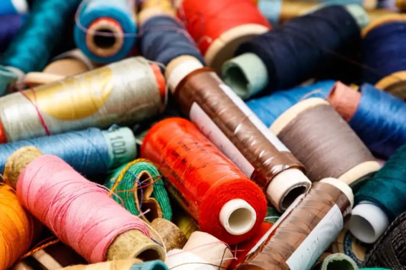 Bunte Garnrollen durcheinander