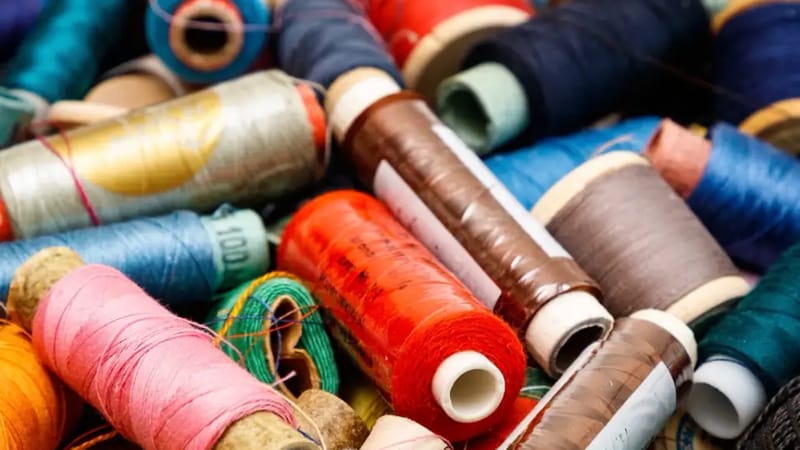 Bunte Garnrollen durcheinander