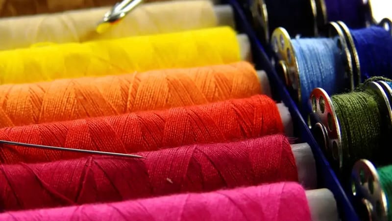 Garnrollen in vielen Farben, reihenweise sortiert