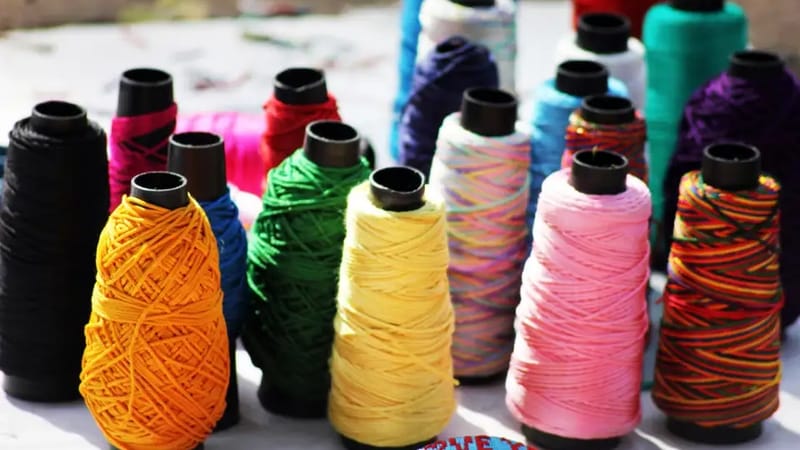 Garnkonen in Gelb, Grün, Pink und Blau