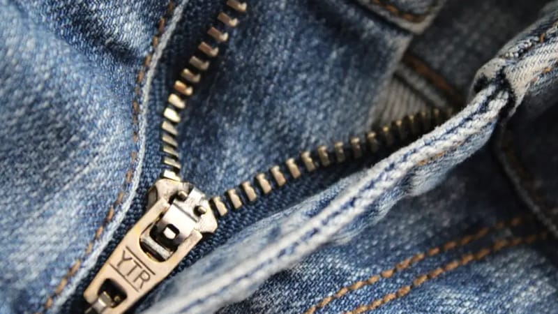Metallreißverschluss mit Schieber an einer Jeans