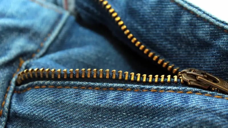 Nahaufnahme eines Reißverschlusses an einer Jeans