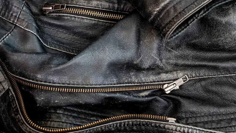 Reißverschlüsse an einer schwarzen Lederjacke