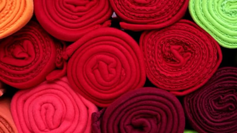 Rote Stoffrollen