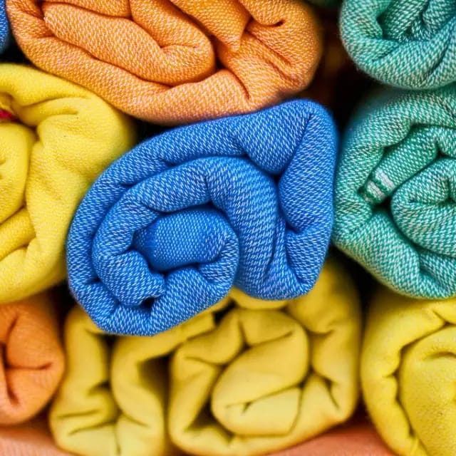 Gerollte Stoffe in kräftigen Farben