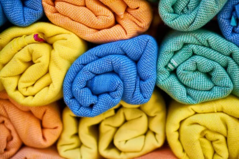 Gerollte Stoffe in kräftigen Farben