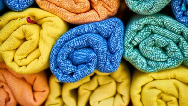 Gerollte Stoffe in kräftigen Farben