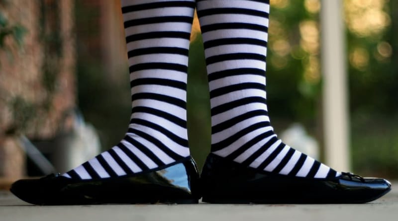 Schwarz-weiß geringelte Socken mit Ballerinas