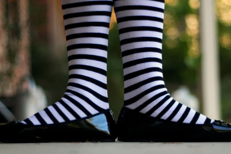 Schwarz-weiß geringelte Socken mit Ballerinas