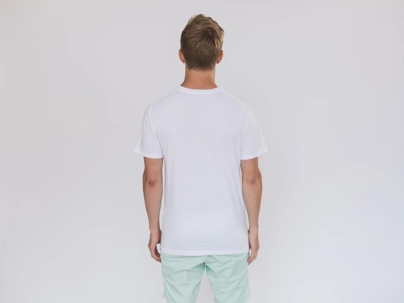 Rückansicht des weißen T-Shirts am Model