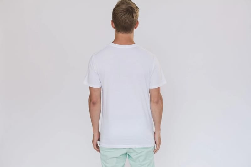 Rückansicht des weißen T-Shirts am Model