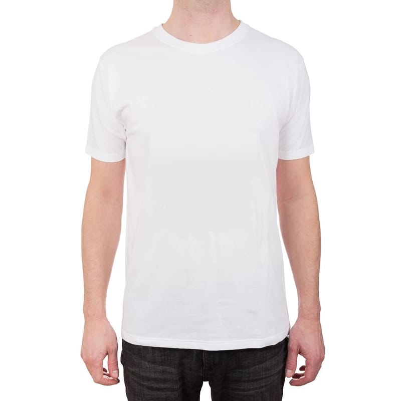 Model trägt ein weißes Basic T-Shirt, Frontansicht