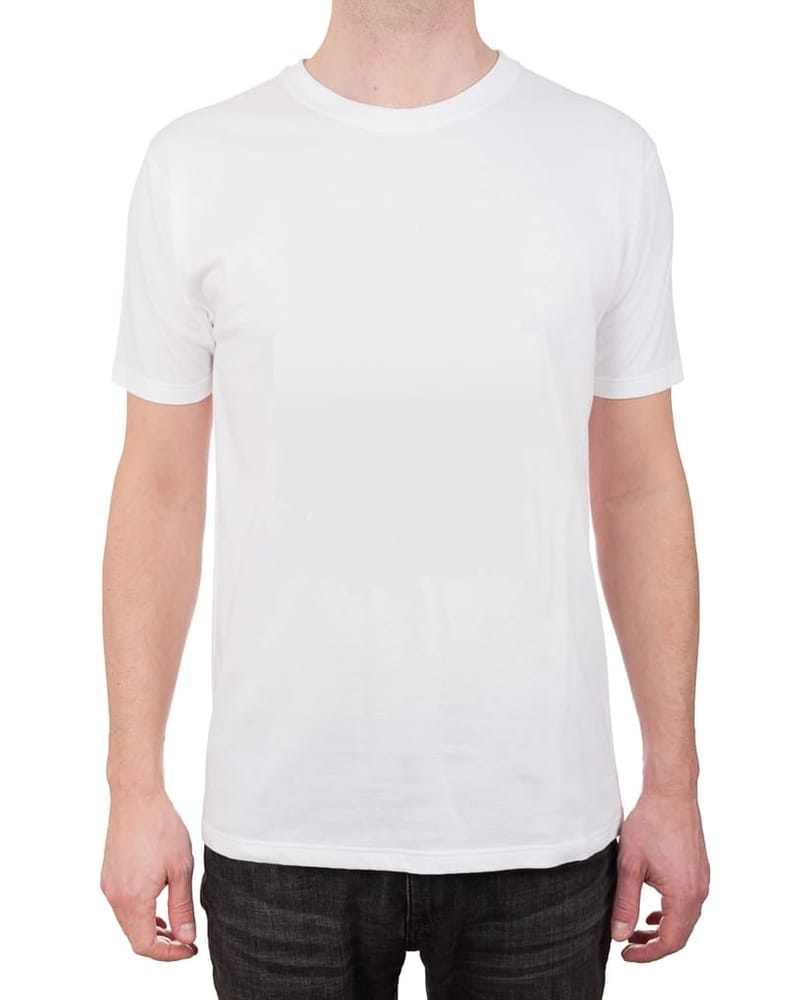 Model trägt ein weißes Basic T-Shirt, Frontansicht