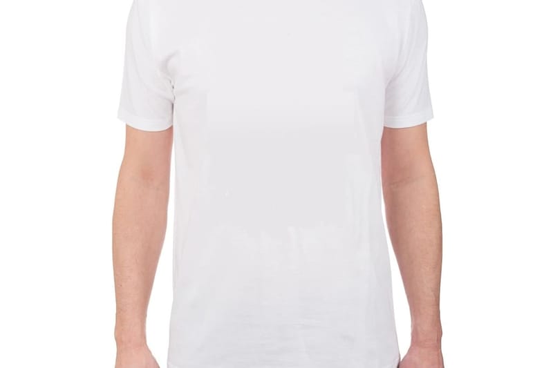 Model trägt ein weißes Basic T-Shirt, Frontansicht