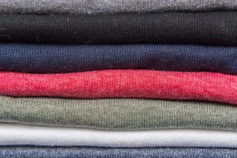 Gefaltete T-Shirts in mehreren Farben