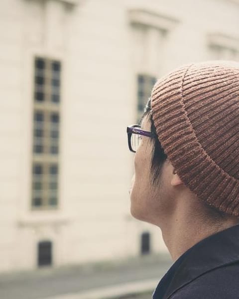 Mann mit haselnussbrauner Beanie im Profil