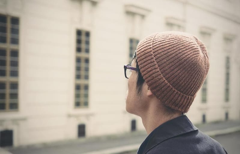 Mann mit haselnussbrauner Beanie im Profil