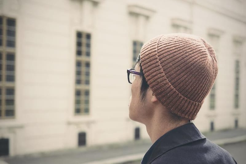 Mann mit haselnussbrauner Beanie im Profil