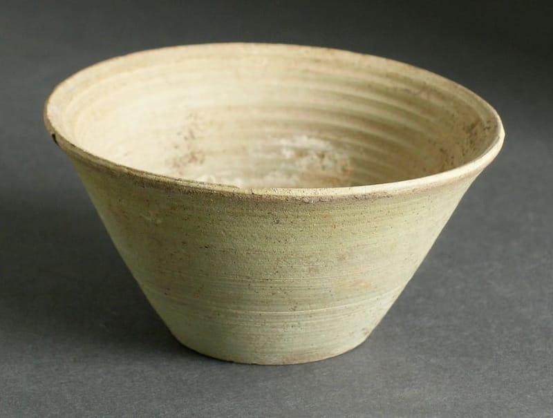 Konische Schale mit Seladon-Glasur