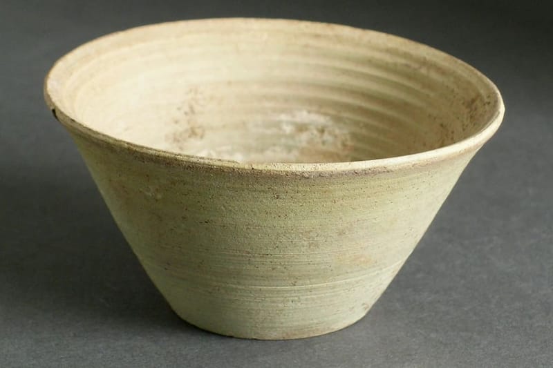 Konische Schale mit Seladon-Glasur