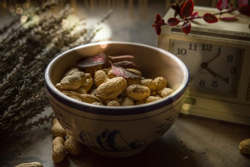 Keramikschale mit Erdnüssen auf einem Tisch