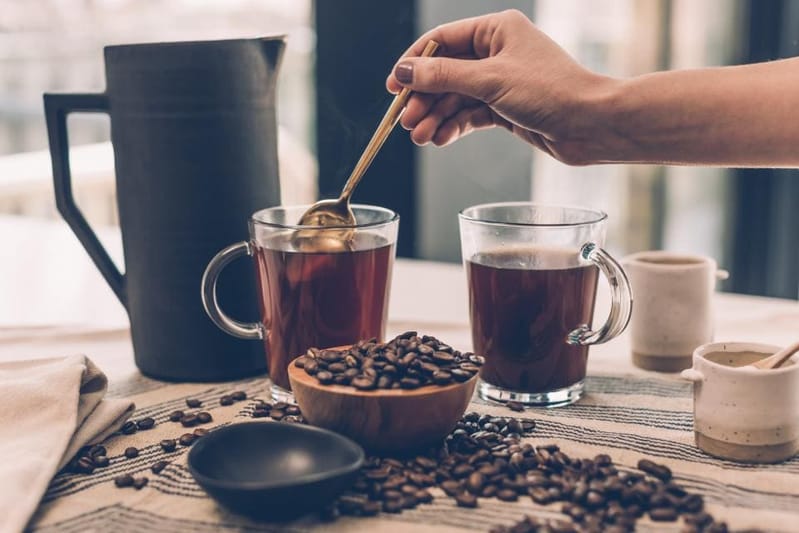 Kaffeezubereitung mit Kanne und Gläsern