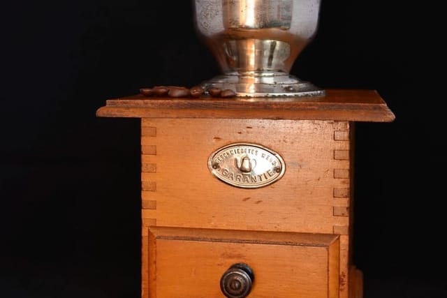 Hand grinder with brass crank
