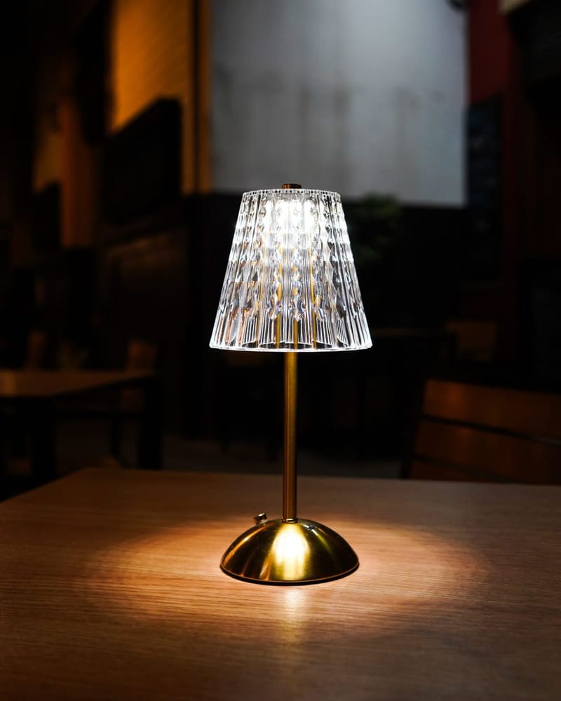 Akku-Tischleuchte aus Glas im Dunkeln