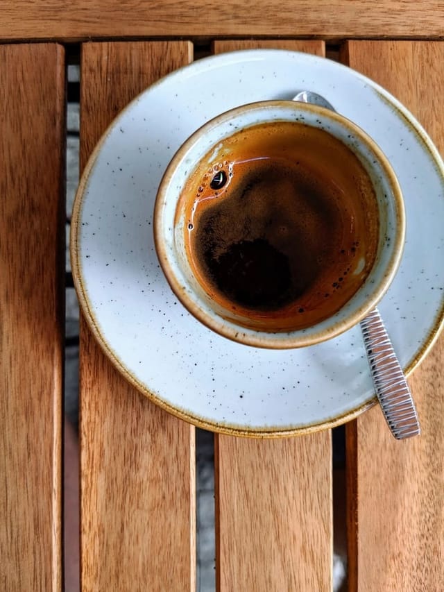 Gesprenkelte Tasse mit Espresso von oben