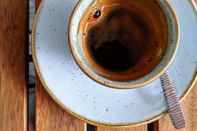 Gesprenkelte Tasse mit Espresso von oben