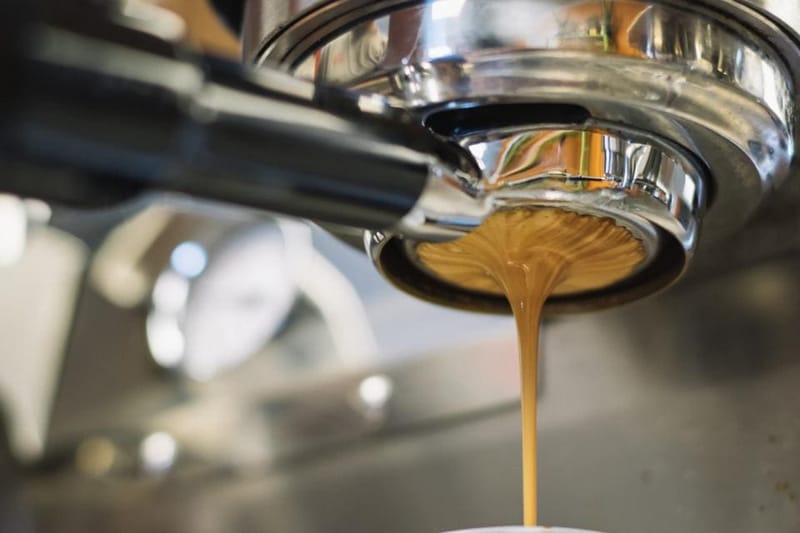 Espresso läuft aus dem Siebträger