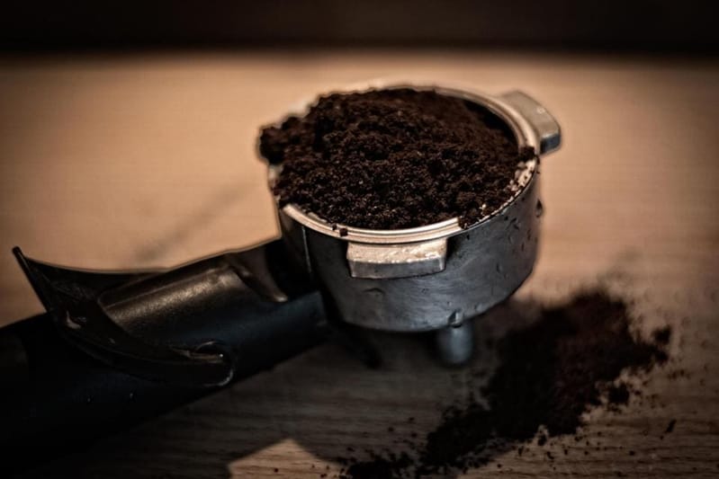 Siebträger mit frisch gemahlenem Kaffee