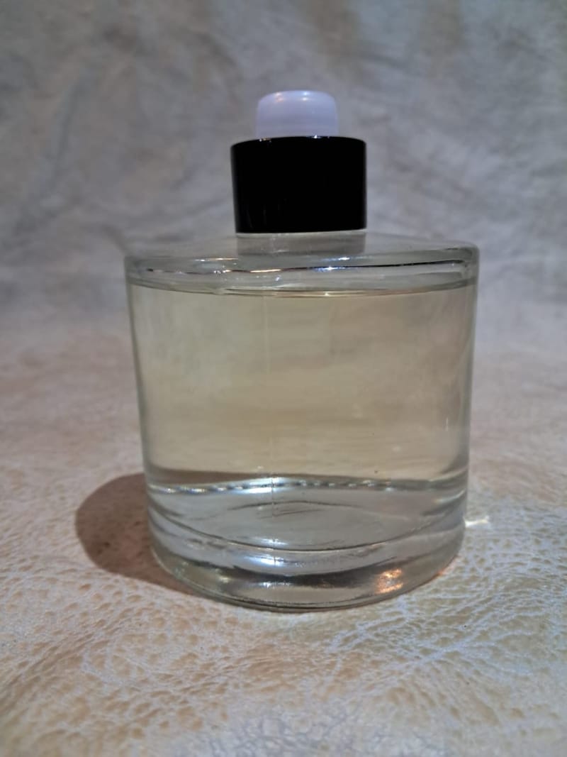 Klare Flasche mit schwarzem Verschluss