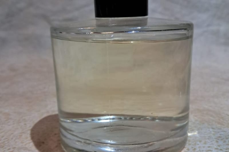 Klare Flasche mit schwarzem Verschluss