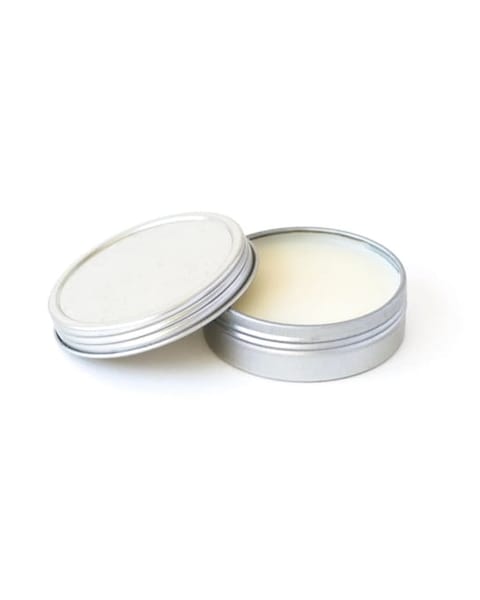Geöffnete Aluminiumdose mit Balsam