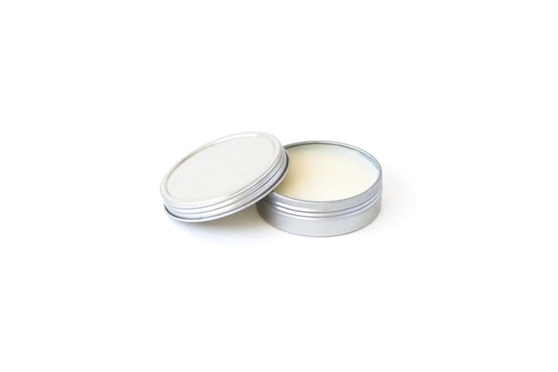 Geöffnete Aluminiumdose mit Balsam