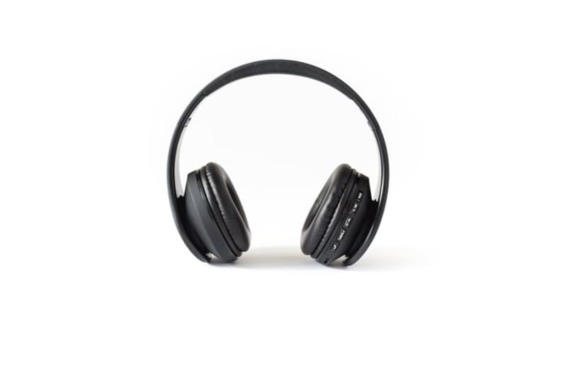 Schwarze Over-Ear-Kopfhörer vor weißem Hintergrund