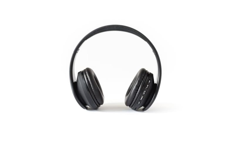 Schwarze Over-Ear-Kopfhörer vor weißem Hintergrund