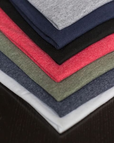 Stapel schwerer T-Shirts in Grau, Navy, Rot und Oliv