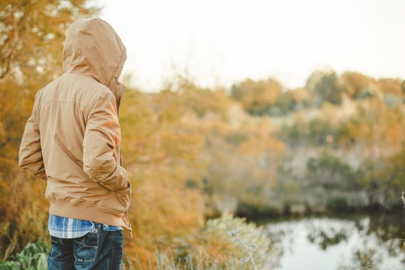 Camelfarbener Hoodie im Herbstlicht