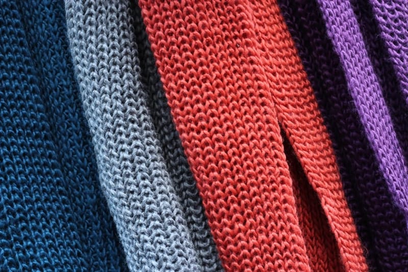 Detail der Strickstruktur in mehreren Farben