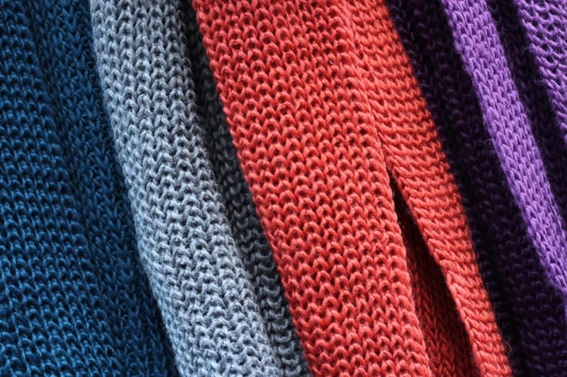 Detail der Strickstruktur in mehreren Farben