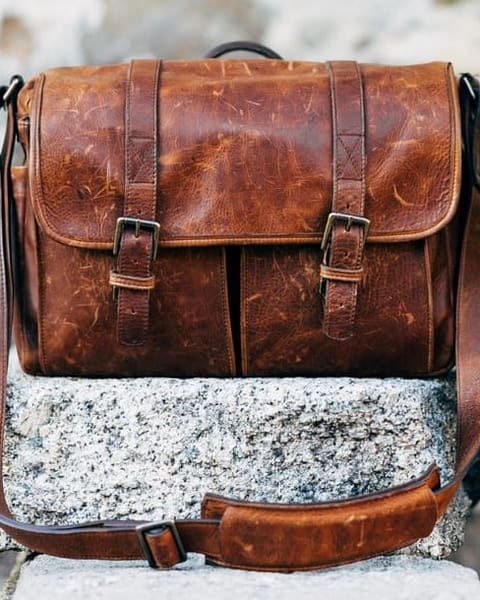 Braune Leder-Messenger-Bag auf einem Stein