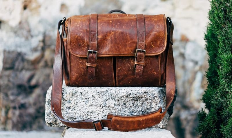 Braune Leder-Messenger-Bag auf einem Stein