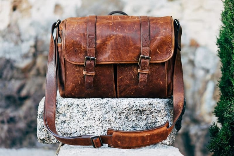 Braune Leder-Messenger-Bag auf einem Stein