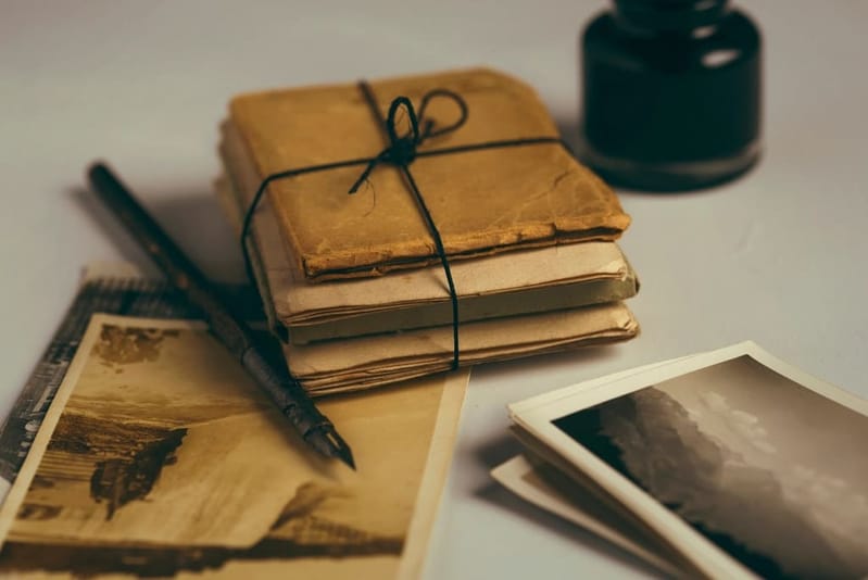 Briefbündel, Füller und Tintenfass