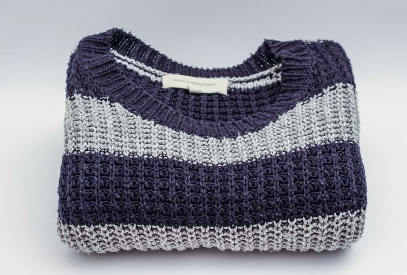 Gefalteter Pullover mit Marine-Streifen