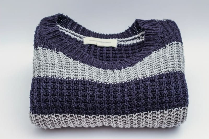 Gefalteter Pullover mit Marine-Streifen